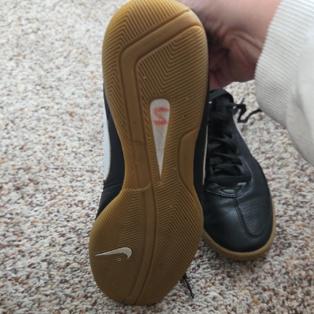 Nike Men's Black and White Indoor Soccer or Futsal Shoes with Tan Sole Size 6 - Picture 7 of 13